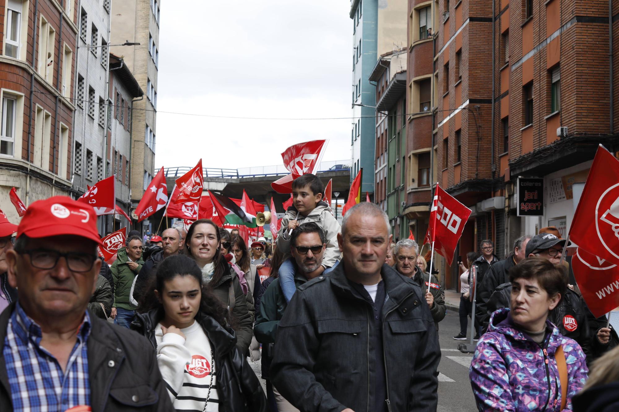 Manifestación de los sindicatos mayoritarios en Langreo por el 1 de mayo.