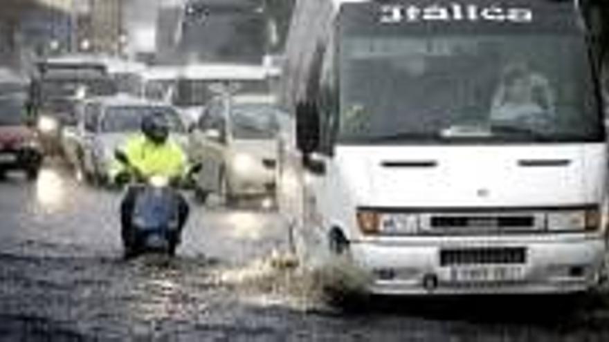 El temporal de lluvia y viento colapsa Sevilla