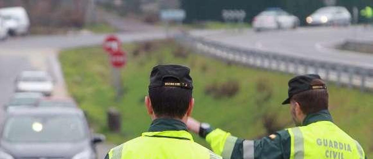 Agentes de la Guardia Civil de Tráfico, durante un control. // Iñaki Osorio