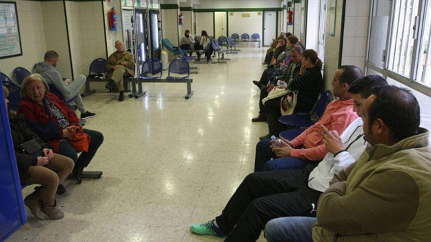 La sala de espera de familiares de Carlos Haya estaba ayer inusualmente llena.