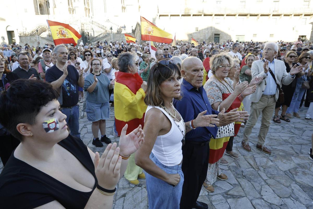 Cientos de personas se movilizan en Santiago para mostrar su apoyo a Ceuta Cientos de personas se movilizan en Santiago para mostrar su apoyo a Ceuta