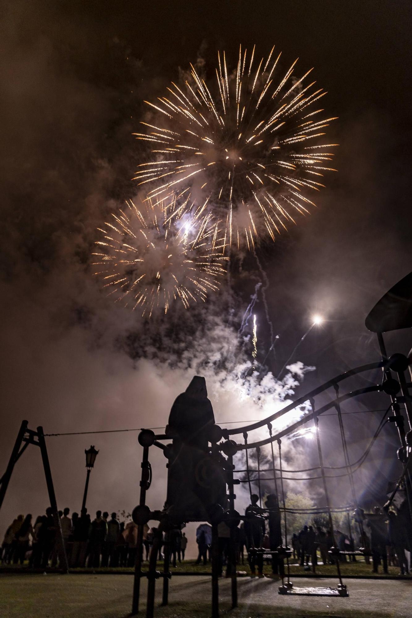 EN IMÁGENES: Así se vivieron unos fuegos de San Mateo bajo la lluvia en Oviedo
