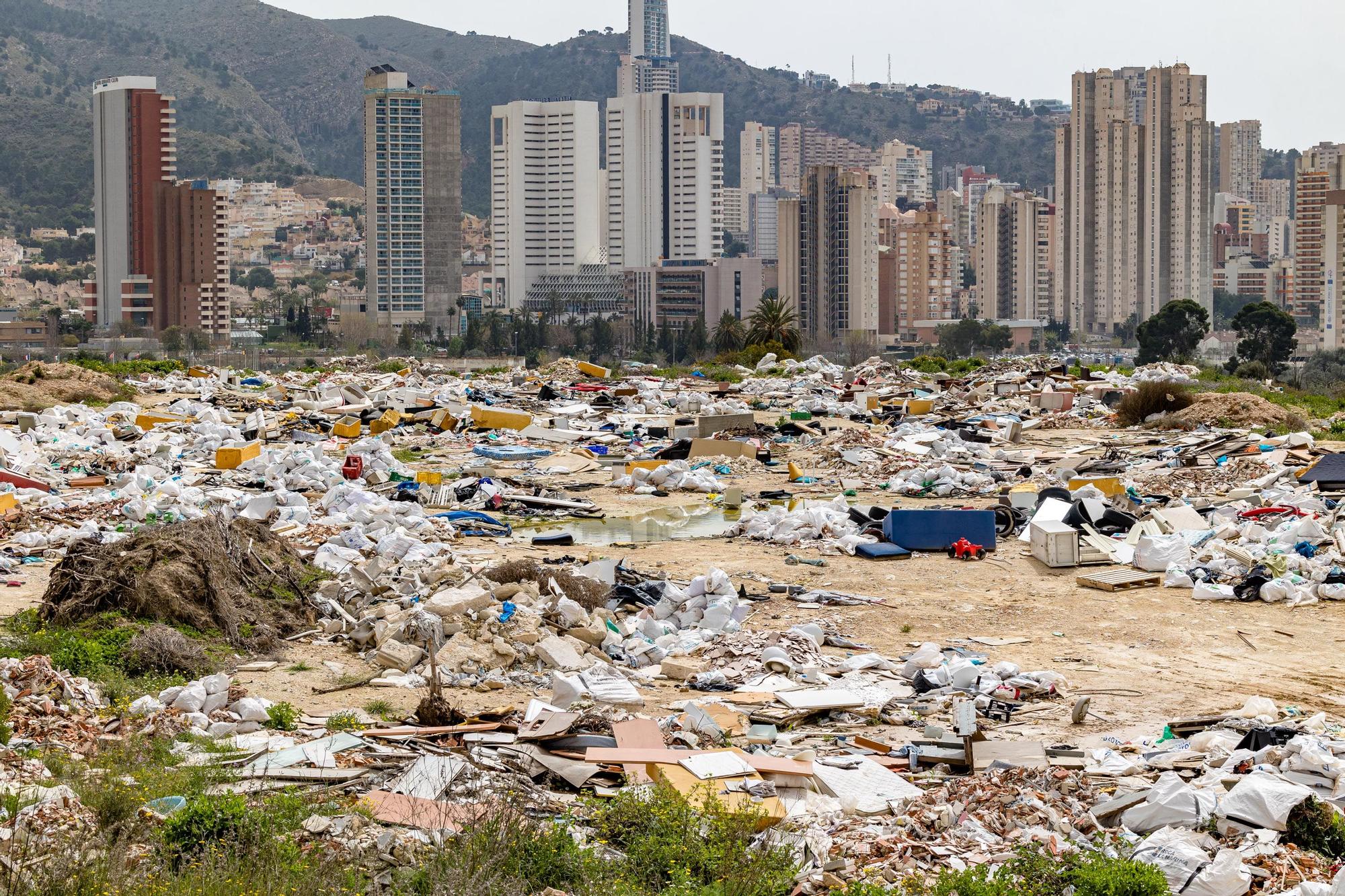 Montañas de basura, muebles, electrodomésticos, sanitarios, etc, se acumulan en distintos puntos de la partida de Armanello tras décadas de abandono del sector y ante la pasividad de urbanizador y Ayuntamiento. Mientras, además de todo lo que ya arrastra (delincuencia, okupación, etc) en los últimos meses esta zona se ha convertido en un foco de continuos incendios que obligan a intervenir prácticamente todas las semanas a los bomberos para sofocar pequeños fuegos