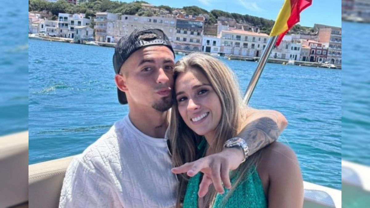 Así de enamorados posan el futbolista del Villarreal junto con la almassorina Elena Adsuara en Mahón.