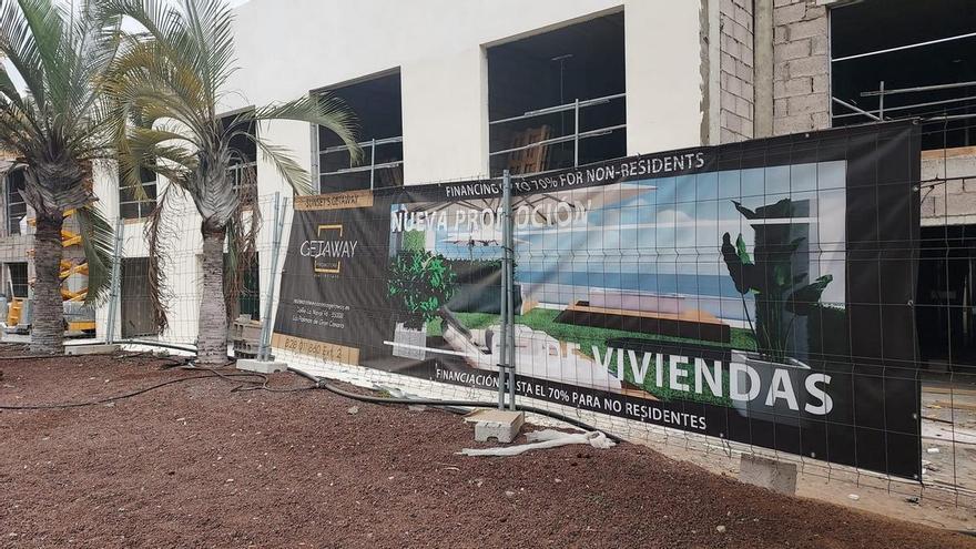 Un cartel monta el lío: insultos y spray negro por financiar casas &#039;solo a extranjeros&#039; en Gran Canaria