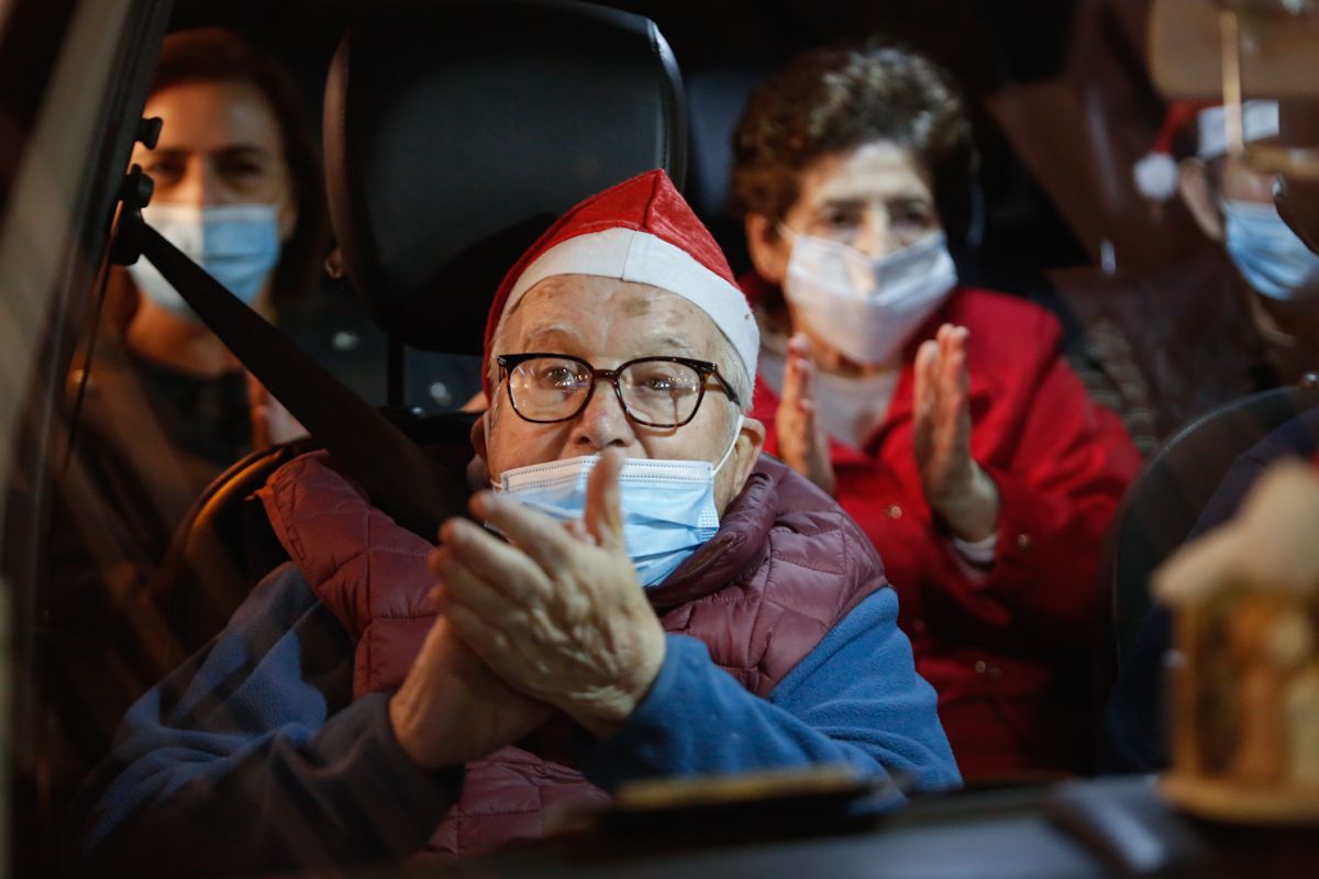 Los taxistas de Córdoba pasean a los mayores por el centro de Córdoba para que disfruten de la iluminación de Navidad