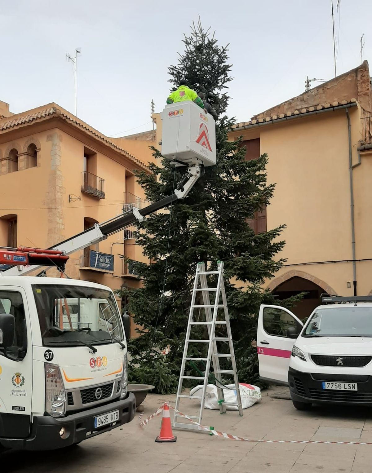 Imatge d&#039;arxiu de la instal·lació del tradicional arbre de Nadal a la plaça de la Vila de Vila-real.OCARON AYER EL ARBOL DE NAVIDAD EN LA PLAZA DE LA VILA