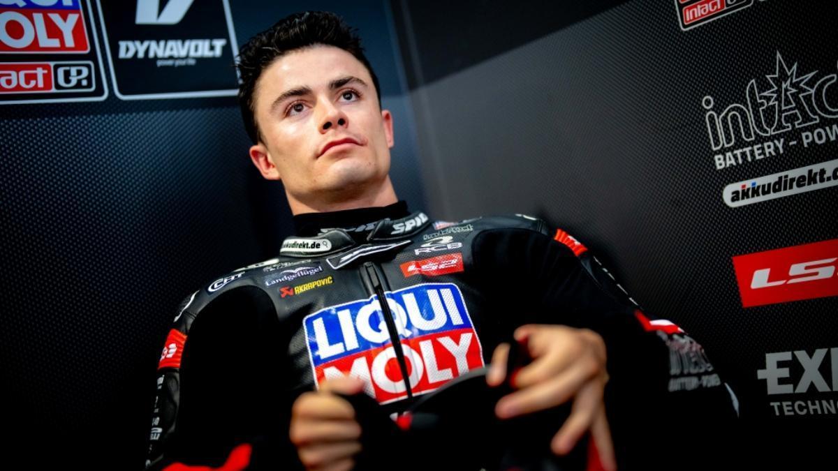 Manuel González en el box del Liqui Moly Dynavolt Intact GP.