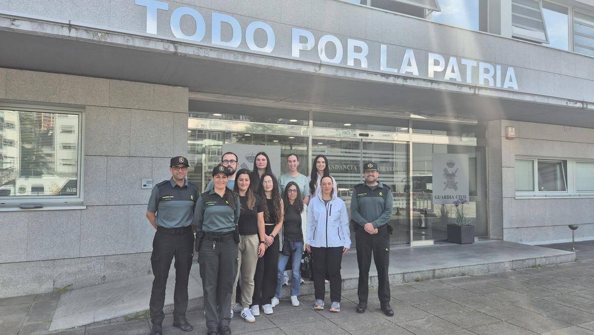 Los ocho alumnos, con efectivos de la Guardia Civil, en la Comandancia de Pontevedra