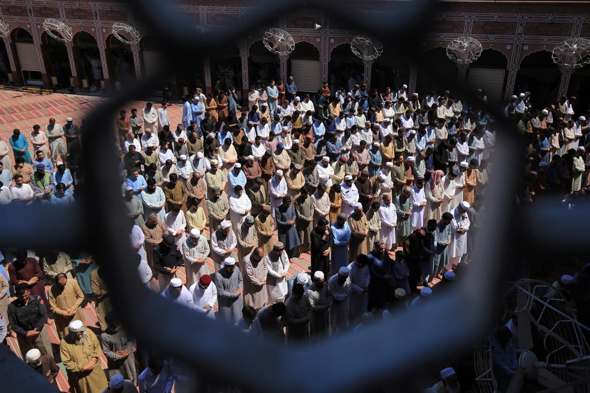 Los musulmanes celebran el fin del Ramadán. Fiesta del Eid al-Fitr en Peshawar, Pakistán.