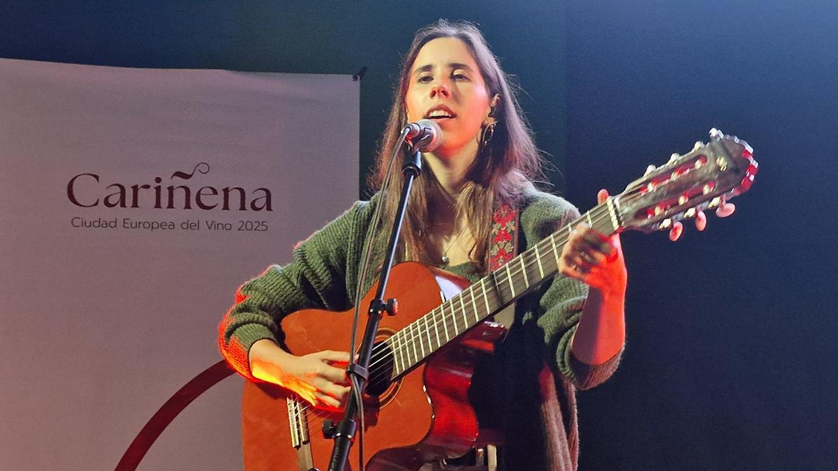 Actuación de Ester Vallejo en un acto en el Cariñena Wine Museum en Cariñena