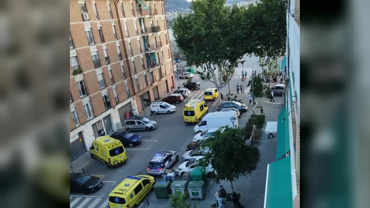 Policía y ambulancias en la calle de Sant Isidre de Molins de Rei, donde está el bar en el que se produjo la pelea