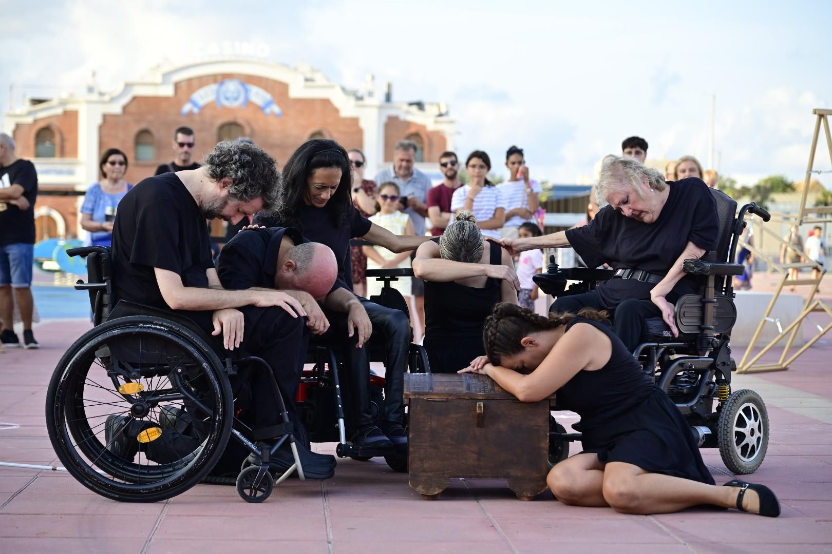 El Moll de Costa se viste de moda con el desfile solidario de Cáritas