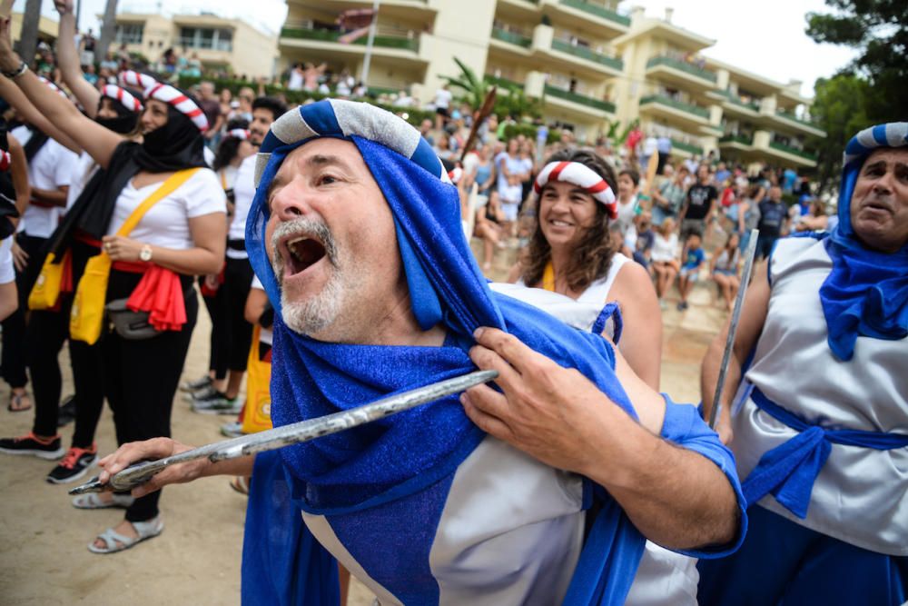 Höhepunkt der Fiestas „Rei en Jaume": Am Samstag (9.9.) trafen wieder selbsternannte Christen und Mauren aufeinander und lieferten sich scheinbar blutige Scharmützel. Nachgestellt wurde bei diesem friedlich gesinnten Spektakel die historische Schlacht zwischen Mauren und Christen, in der König Jaume I. im Jahr 1229 die Insel für die Christen eroberte.