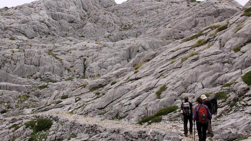 Los tres montañeros fallecidos en los Picos de Europa cayeron unidos por la misma cuerda