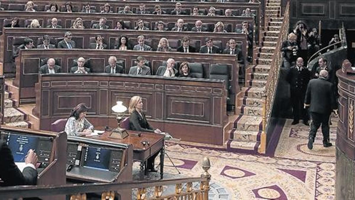 Pedro Sánchez, izquierda, escucha a Mariano Rajoy en el pleno anticorrupción de noviembre.