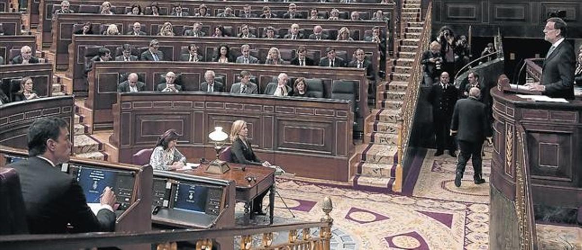 Pedro Sánchez, izquierda, escucha a Mariano Rajoy en el pleno anticorrupción de noviembre.