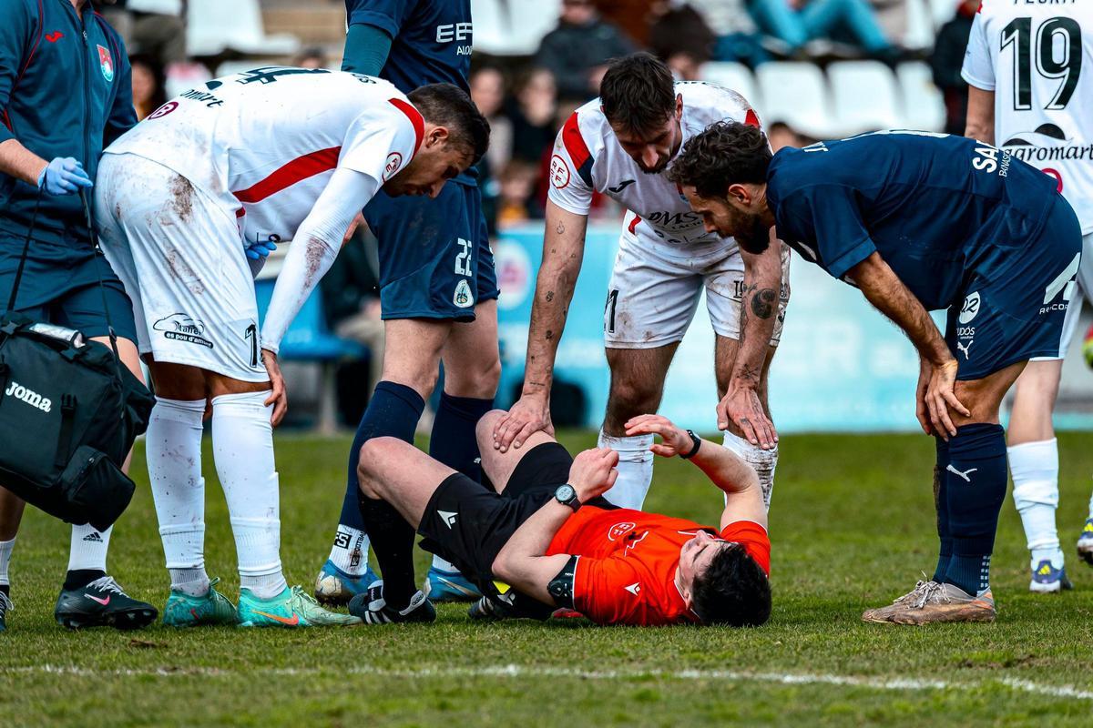El árbitro Ignacio Bordons, en el césped tras lesionarse en el Atlètic Lleida-Porreres