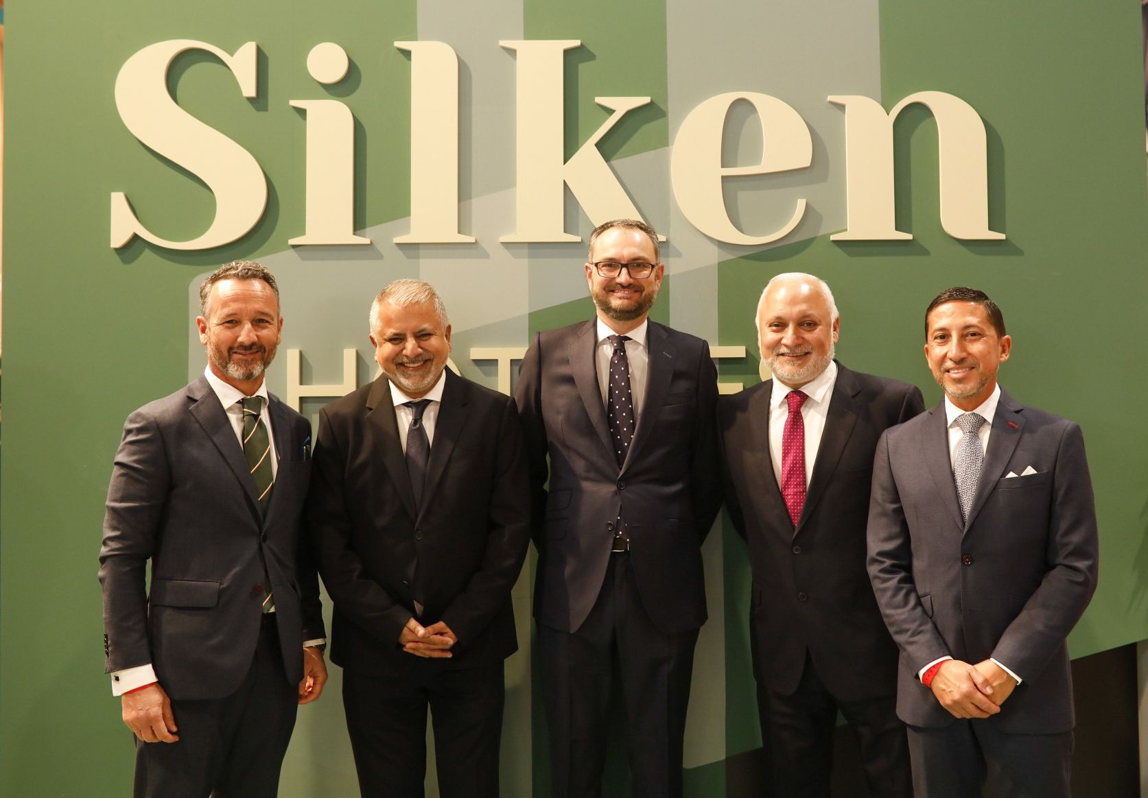 De izquierda a derecha, Gabriel Wolgeschaffen (Director Regional de Silken Hoteles en Canarias), Sanjay Bhagvanji (Propietario), Javier Villanueva (Director General de Silken Hoteles), Ajay Bhagvanji (propietario) y Víctor Rodríguez (director del hotel)