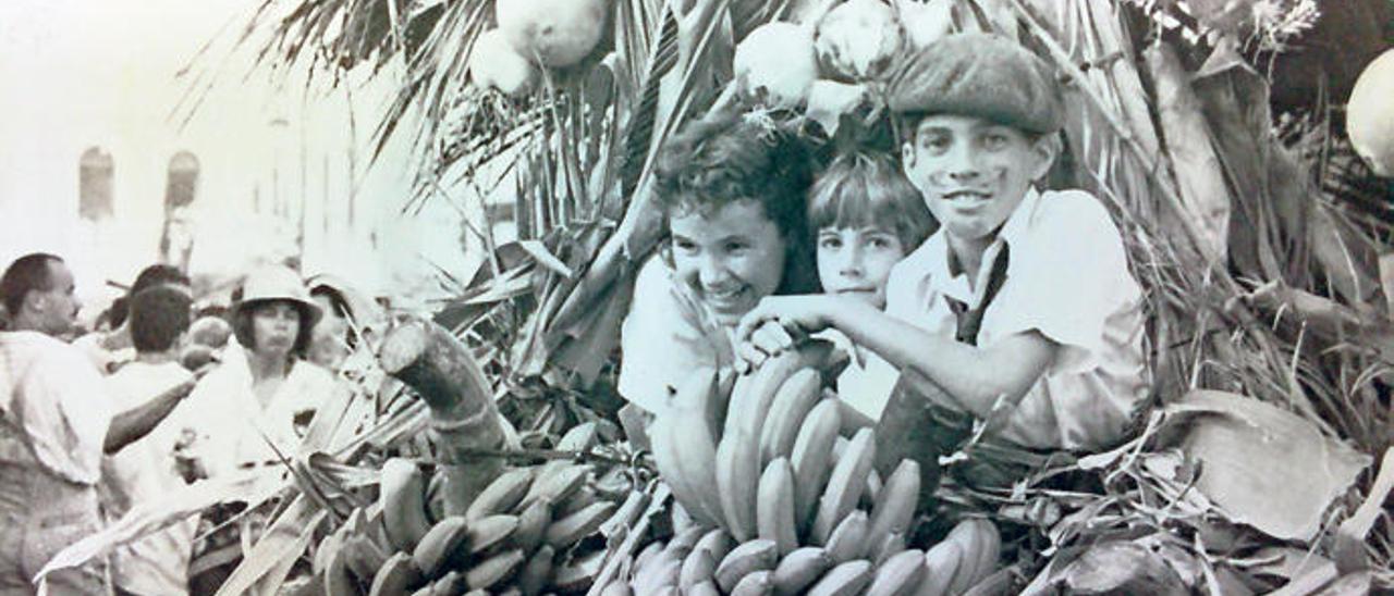 Tres pequeños romeros en 1981 entre piñas de platanos, y con boina y bigote dibujado.