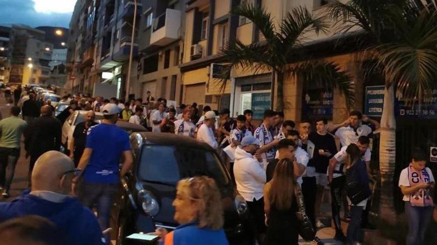 Toda la noche por una entrada: fiebre en Tenerife por el derbi contra la UD Las Palmas en el playoff