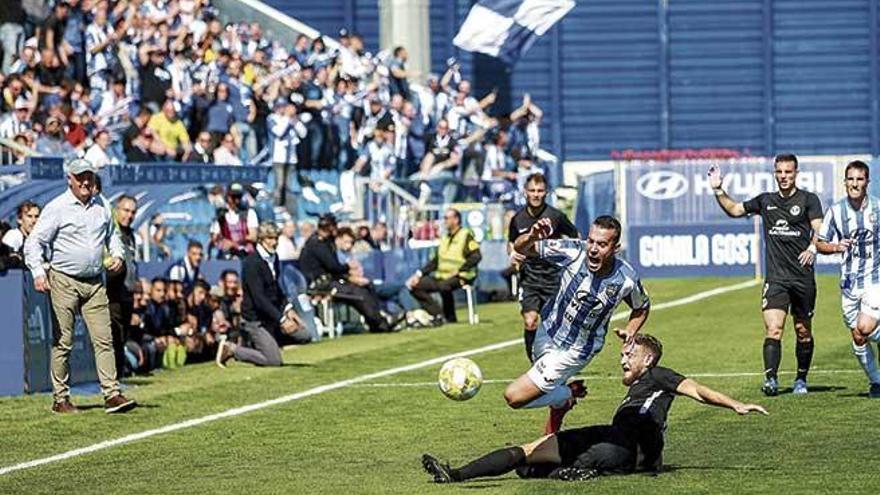 Rovirola es objeto de una falta cometida por Miguel NÃºÃ±ez durante el partido disputado este pasado domingo en el Estadi Balear entre el AtlÃ©tico Baleares y el Ibiza.