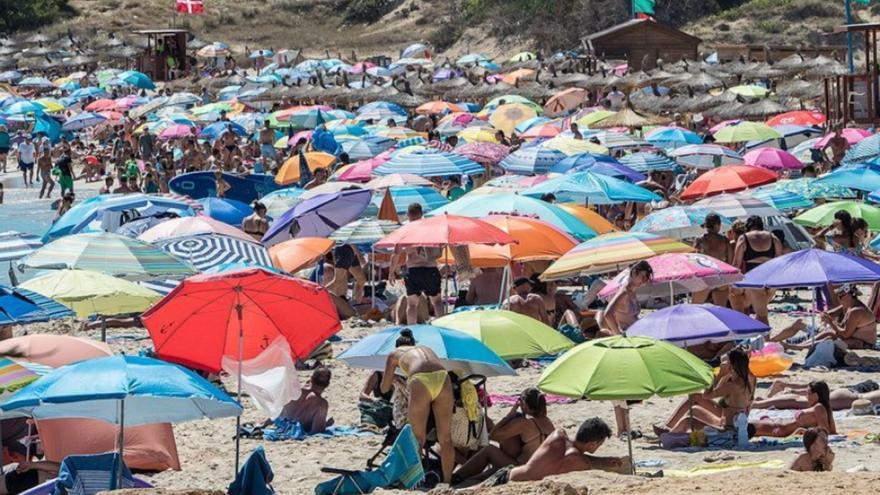 Una vista general de Cala Agulla (Capdepera), el pasado verano, que muestra la gran afluencia de bañistas. | MIQUEL ÀNGEL DORA