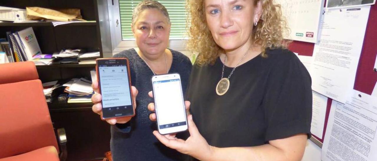 María Gabriela Álvarez y Rosario Isabel de la Fuente con la aplicación en sus móviles.