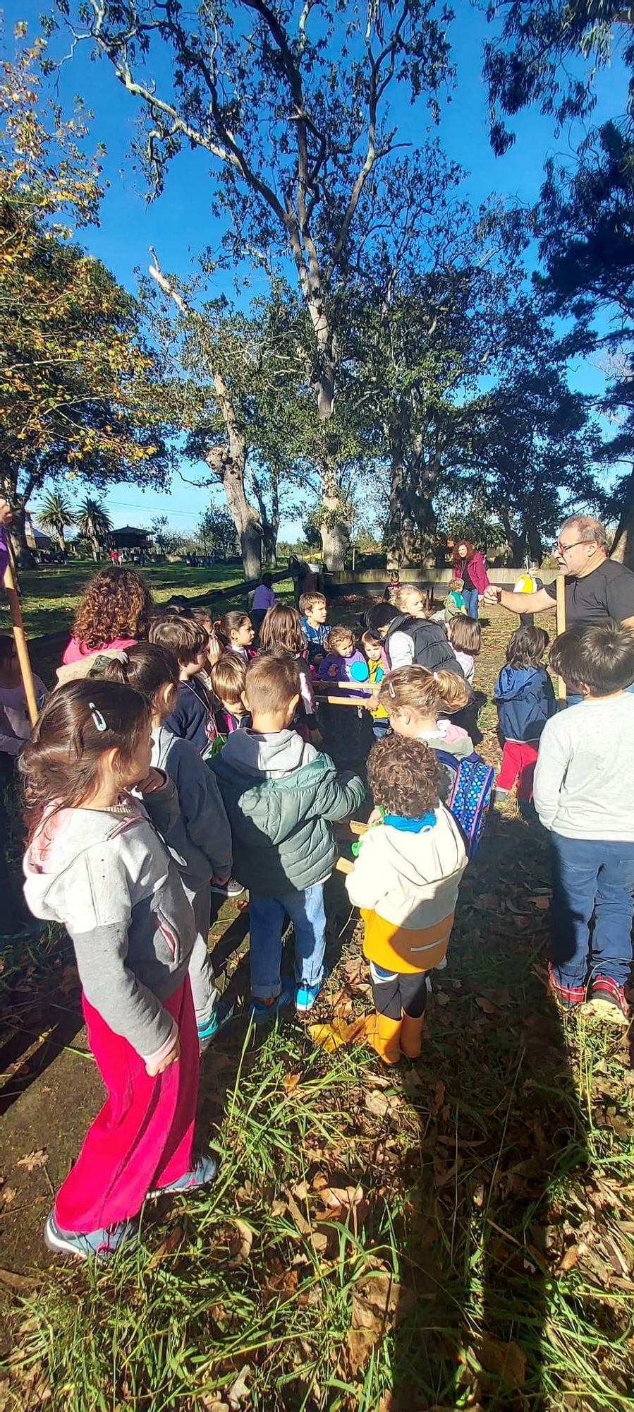 Entre castañas, zancos y gaitas en el amagüestu del CRA Les Mariñes, en Villaviciosa