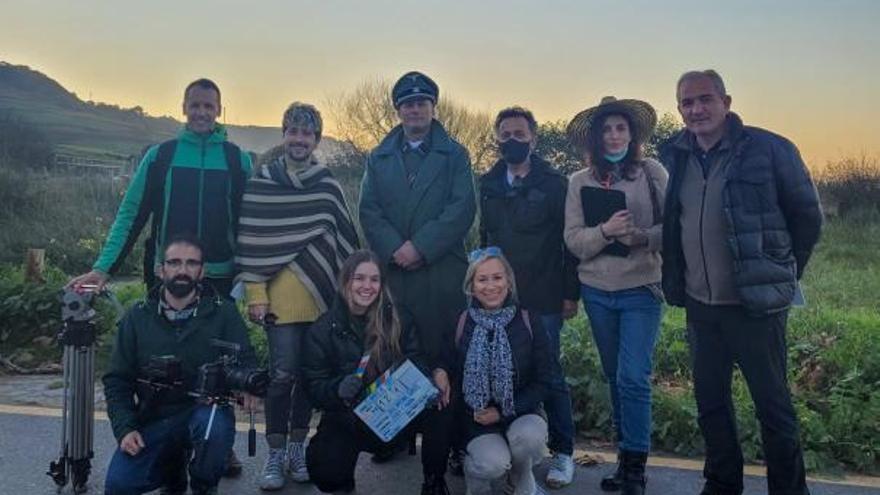 De pie de izquierda a derecha: David Pando, cámara; Rodrigo Agüeira, auxiliar de dirección; José Carlos Riaño, José Antonio Quirós, director; Olga Menéndez, ambientación y Fernando Delgado, autor del reportaje. Agachados, Josep Fernández, director de fotografía; Lucía Vijande, ayudante  de producción  y Marigel Bárcena, traductora.