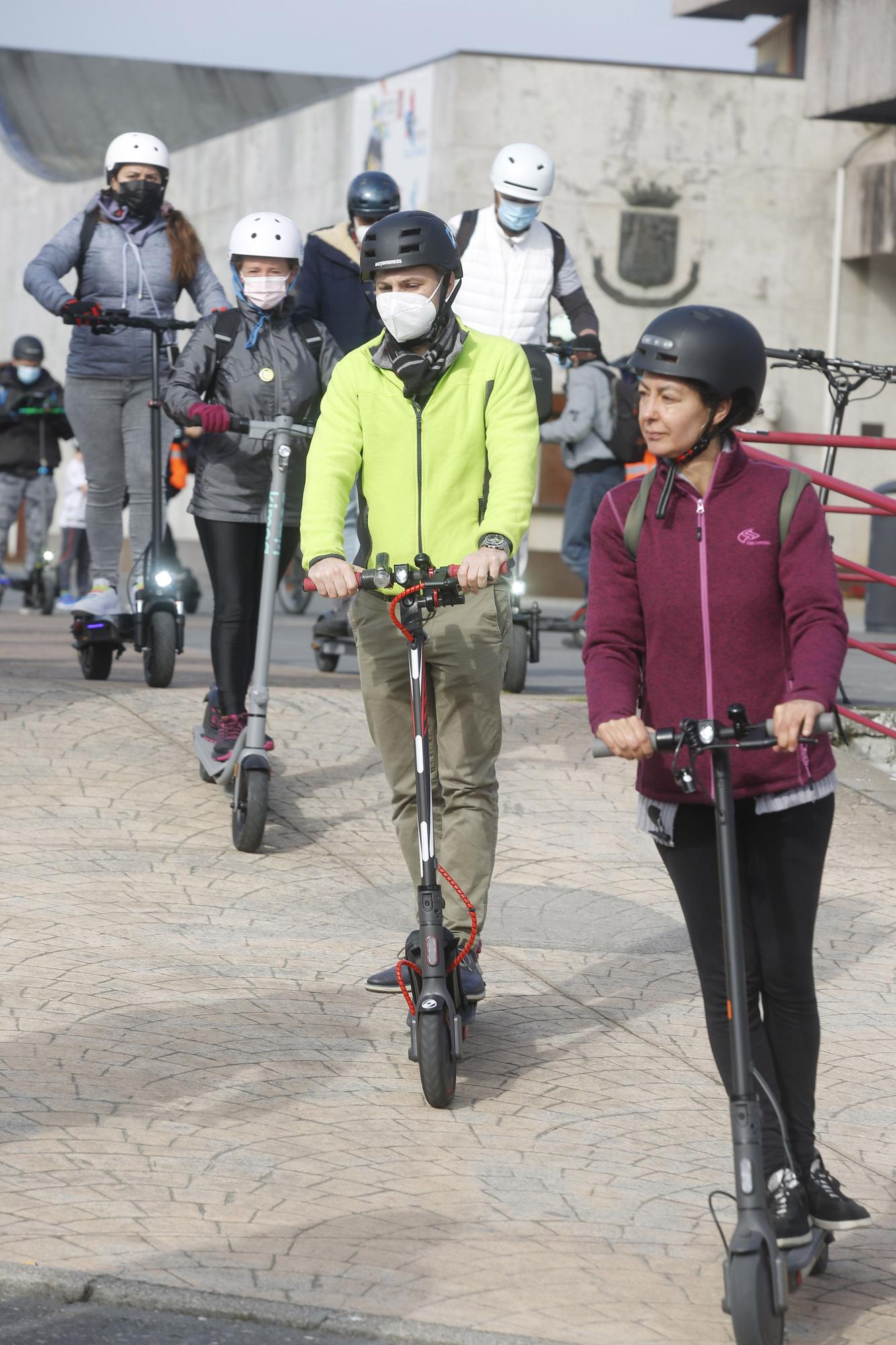 Medio centenar de personas se concentran en Vigo contra la "sobrerregulación" de Vehículos de Movilidad Personal