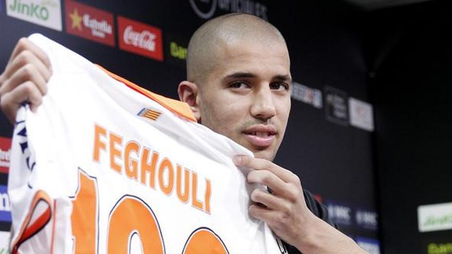 Sofianne Feghouli recibe la camiseta conmemorativa de sus 100 partidos.