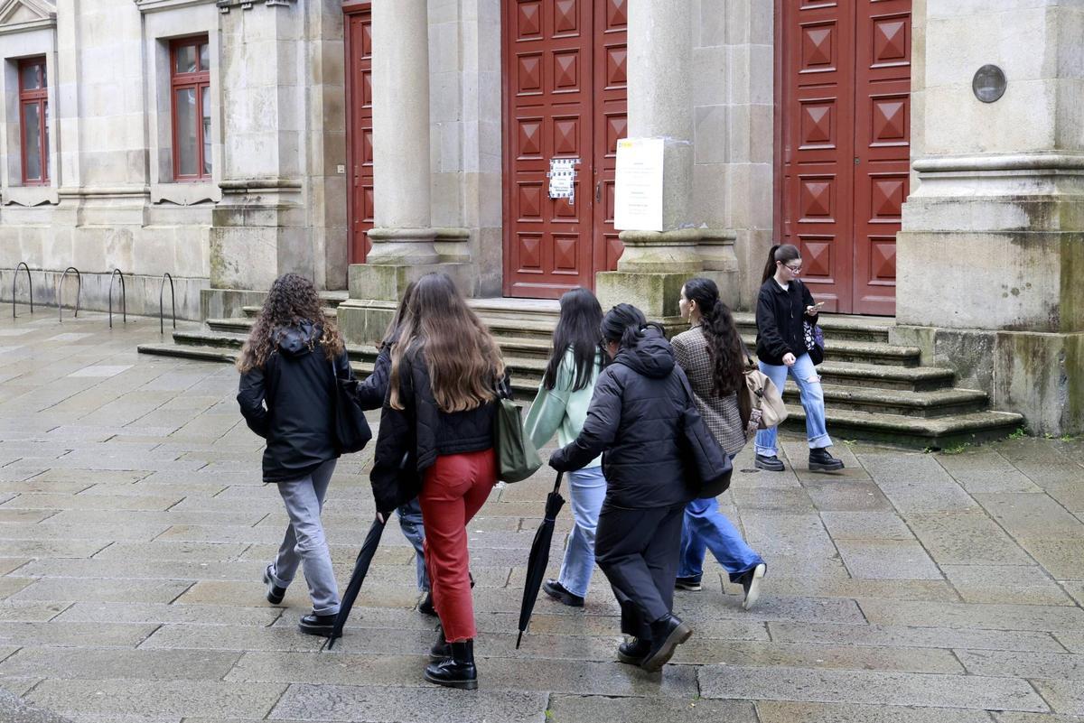Estudiantes delante de la Facultade de Medicina de Santiago