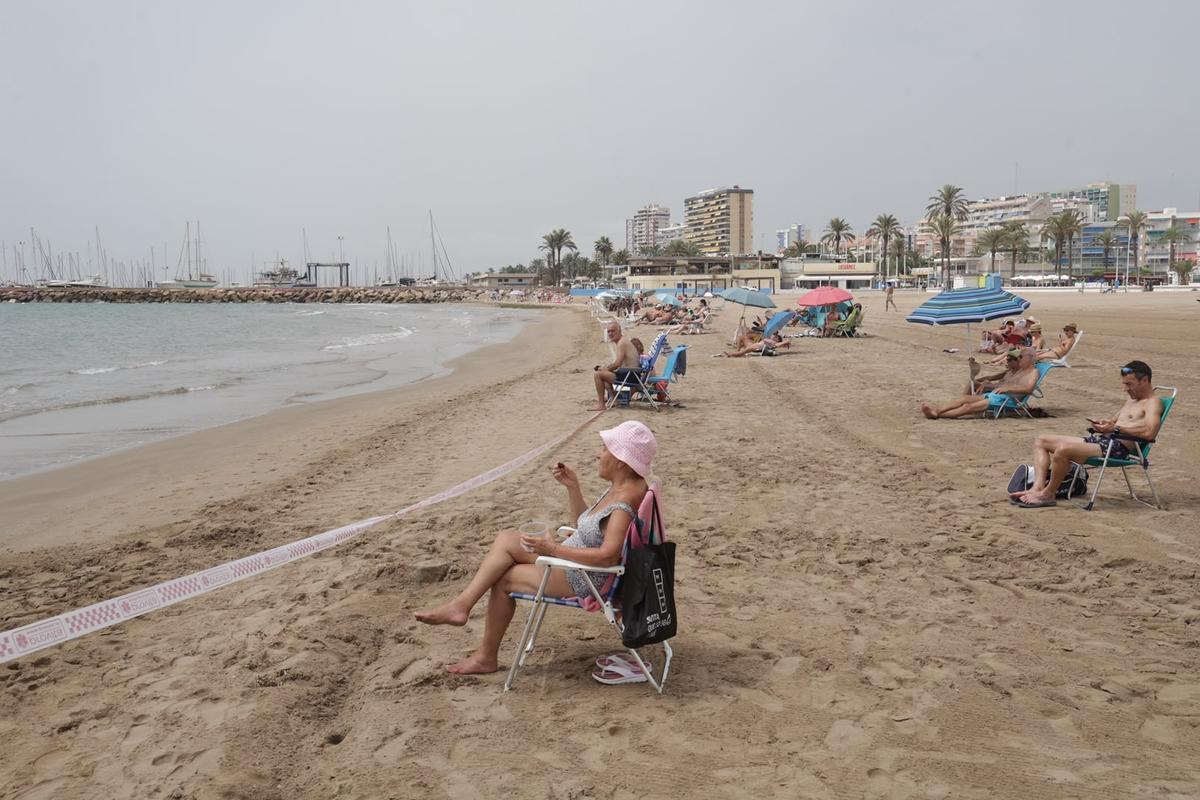 Una de las playas cerradas por un vertido de aguas fecales en el Puig y la Pobla de Farnals.
