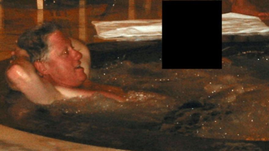 Bill Clinton, en un jacuzzi en companyia d’una dona d’identitat desconeguda.  | EL PERIÓDICO
