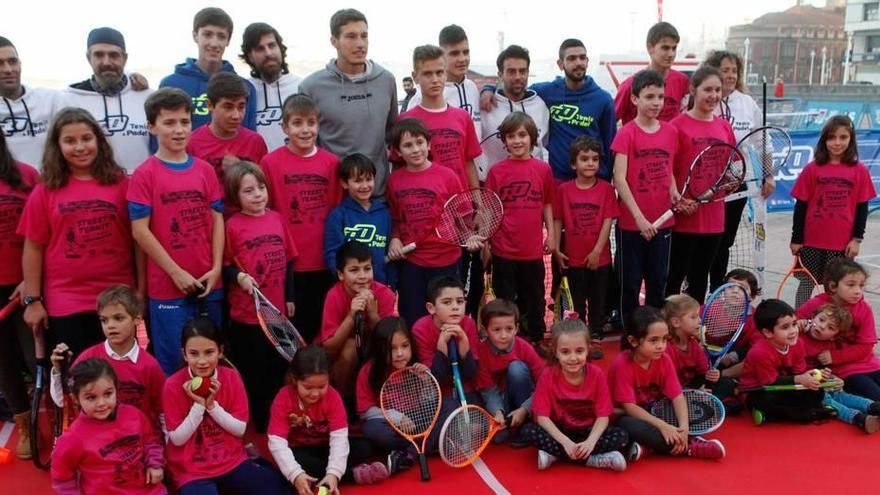 Pablo Carreño participa en la jornada de mini tenis en El Naútico