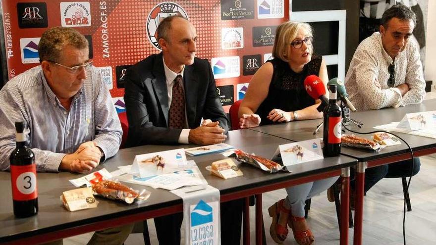 Didia Liedo se dirige a la presna durante la rueda de prensa ofrecida ayer.