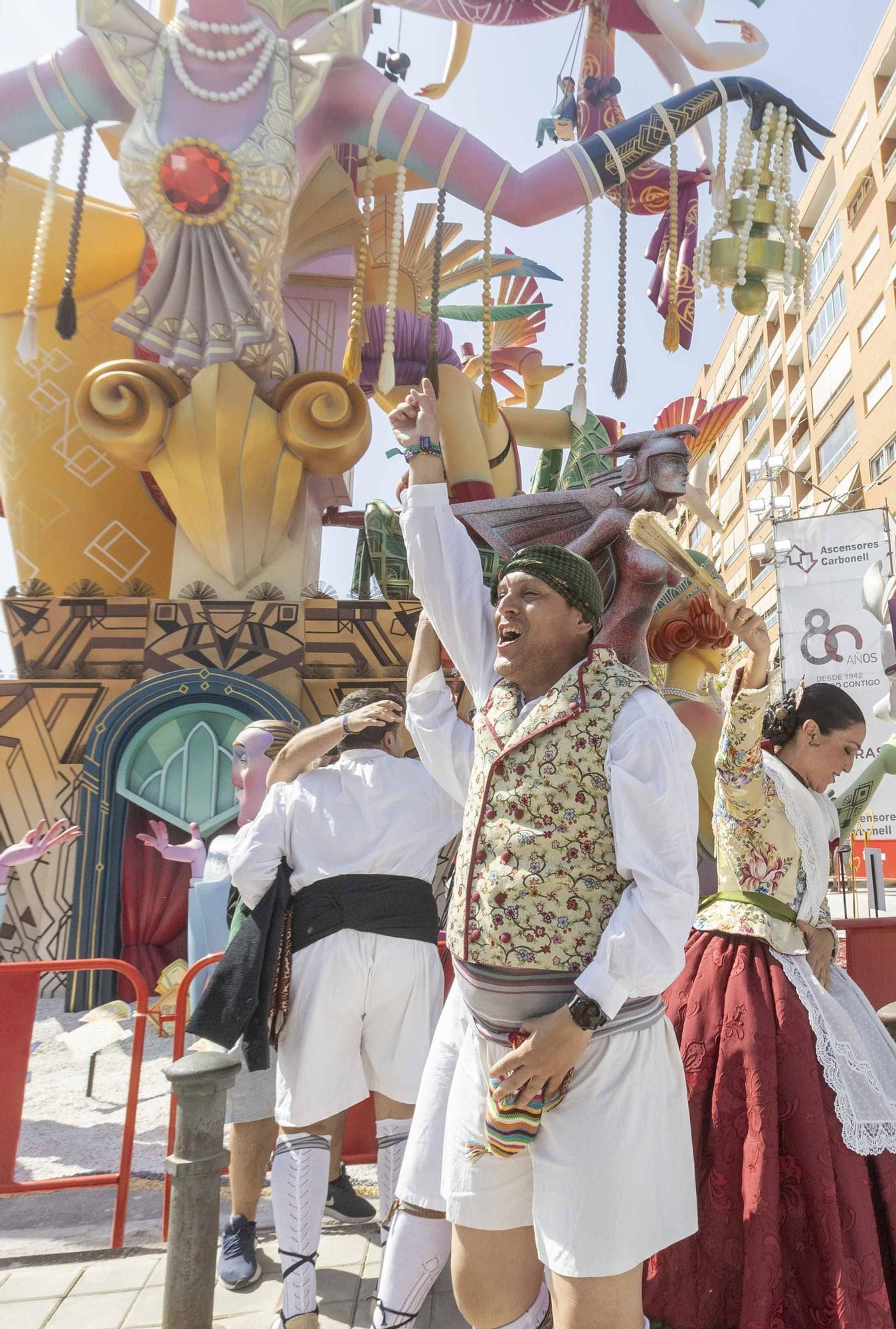Baver - Els Antigons gana por primera vez el premio a la mejor hoguera de Alicante