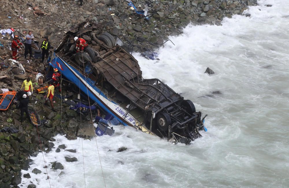 Un autobús cau per un barranc al Perú