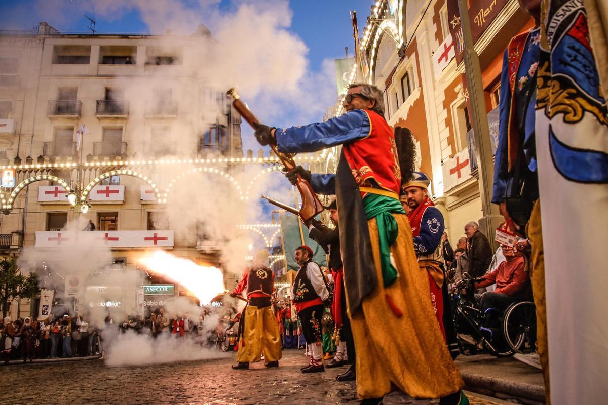 Los arcabuces toman Alcoy en el 750 aniversario de Sant Jordi
