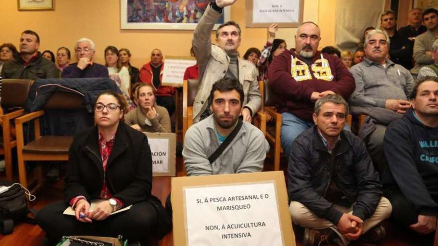 La presión ejercida provocó la paralización del trámite legislativo. En la foto, el pleno de O Grove. // Muñiz