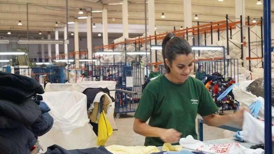 Trabajadora en una planta de clasificación de textil de Humana.