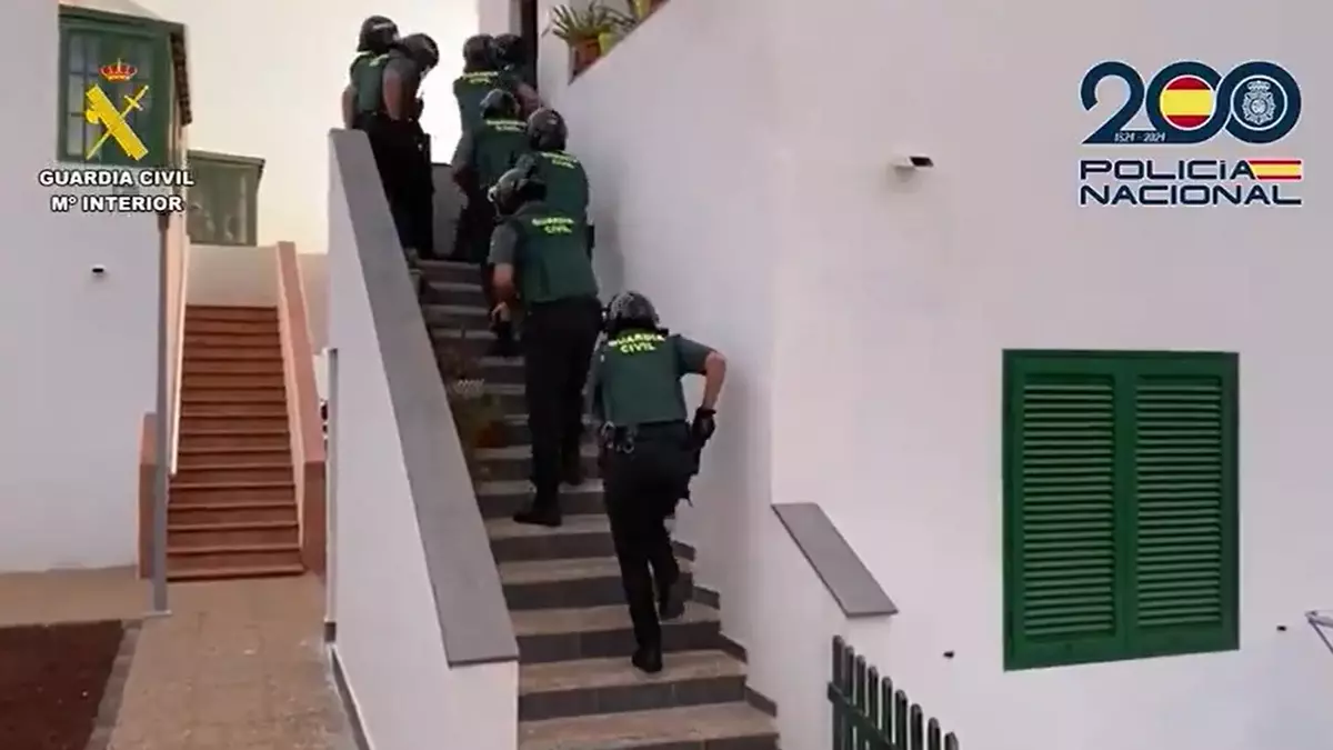 Una banda de narcos se disfraza de policías para colar droga y dinero entre Barajas y Lanzarote