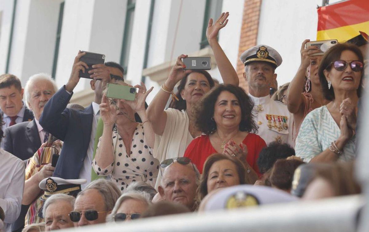 El rey pasa revista al batallón de alumnos de la Escuela Naval Militar. | // PABLO HERNÁNDEZ