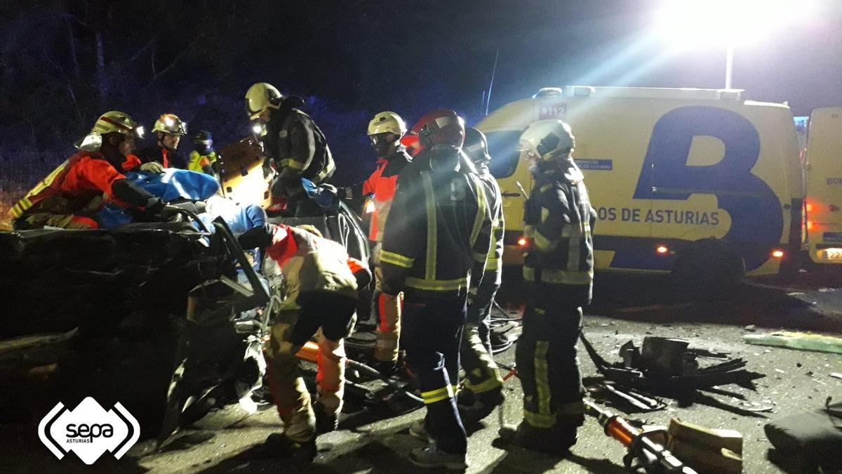 Los Bomberos intentan extraer el cuerpo del fallecido.