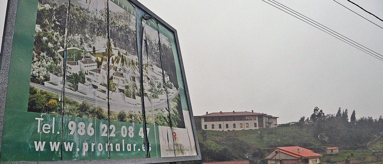 Cartel publicitario de las viviendas que pretendía construir Promalar en Aldán |   // GONZALO NÚÑEZ