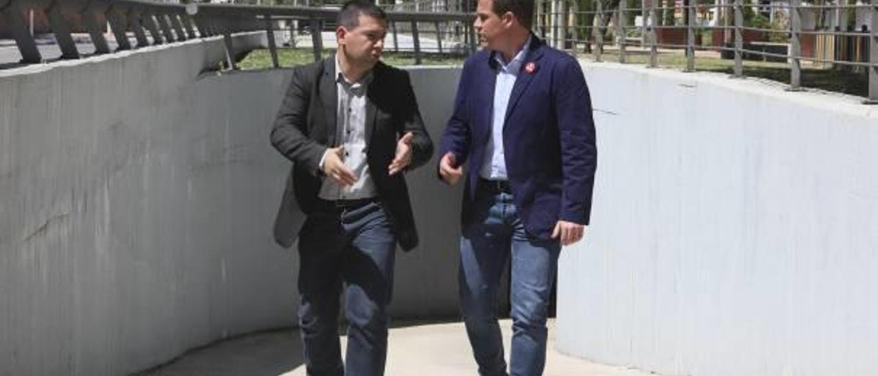 Ignacio Reig, ayer junto al alcalde y candidato socialista Roger Cerdà en el aparcamiento.