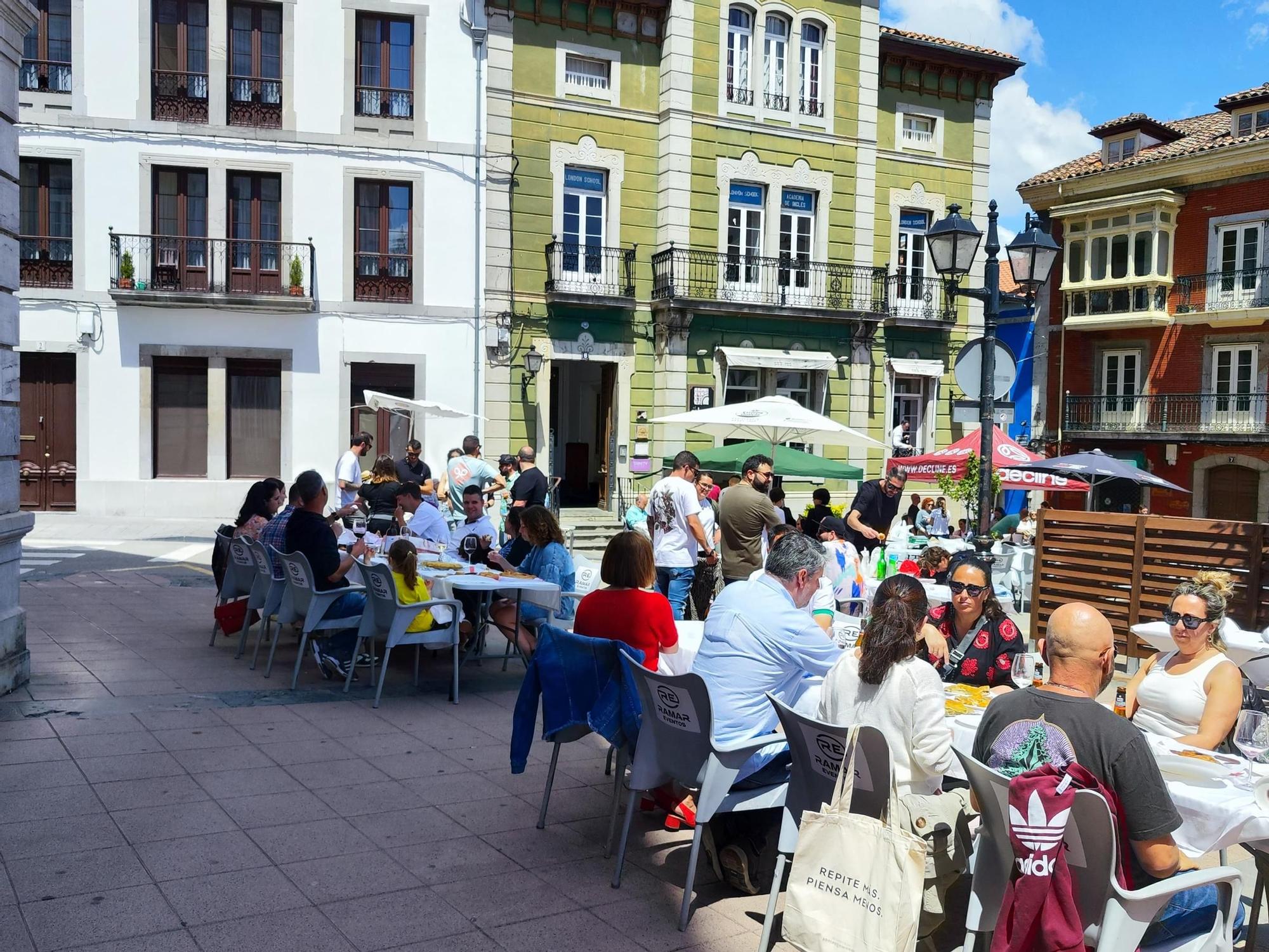 Pravia vive una comida en la calle de récord