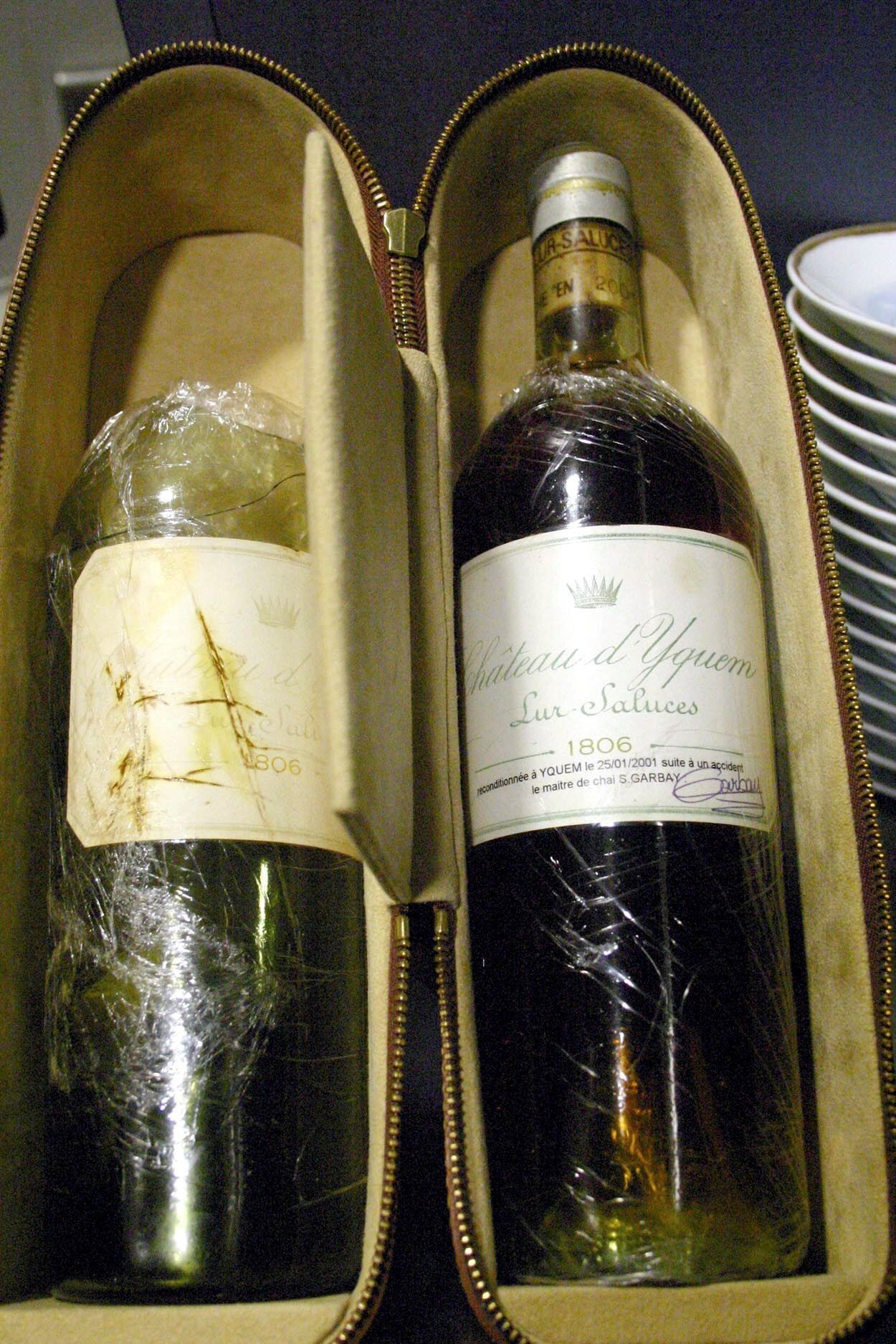 Imagen de la botella de Château d&#039;Yquem que se rompió y la que se han llevado los ladrones.