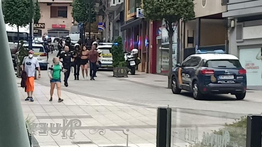 Una intervención policial, con agentes de la Policía Local y Nacional, en el citado local de la calle de la Luna. | LNE